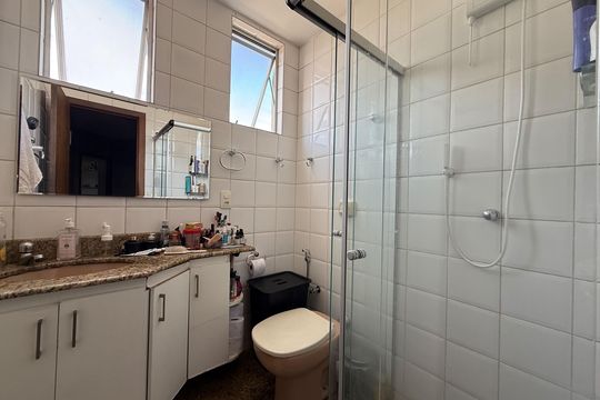 Banheiro da suíte de apartamento à venda com 3 quartos, 150m² em Carlos Prates, Belo Horizonte