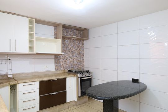 Cozinha de casa para alugar com 1 quarto, 50m² em Parque Paineiras, São Paulo