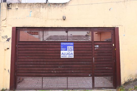 Placa GRANDE instalada no portão do imóvel, dia 12.08.2026 - Código da placa: SWRM-1589 de casa para alugar com 1 quarto, 50m² em Parque Paineiras, São Paulo