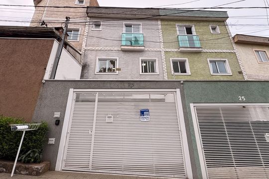 Fachada + plaquinha YVPZ-540 de casa para alugar com 2 quartos, 92m² em Jardim Marek, Santo André