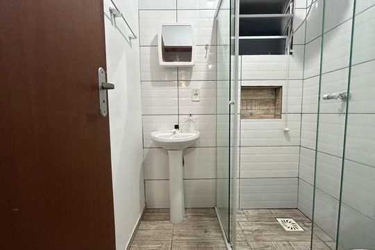 Banheiro de apartamento para alugar com 2 quartos, 56m² em Campeche, Florianópolis