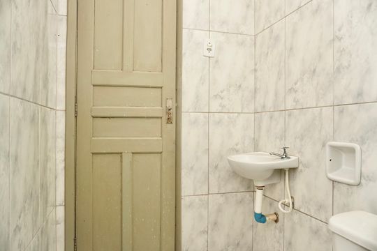 Banheiro de casa para alugar com 1 quarto, 80m² em Santa Efigênia, Belo Horizonte