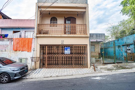Fachada + placa  de casa para alugar com 1 quarto, 50m² em Cidade Ademar, São Paulo