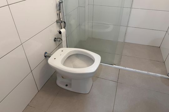 Banheiro  de apartamento para alugar com 2 quartos, 54m² em Paquetá, Santos