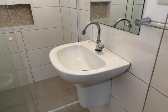 Banheiro  de apartamento para alugar com 2 quartos, 54m² em Paquetá, Santos