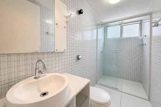 Banheiro de apartamento para alugar com 2 quartos, 75m² em Ahú, Curitiba