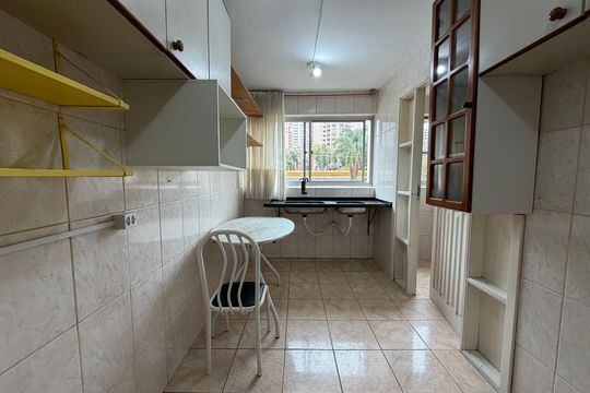 Cozinha de apartamento para alugar com 2 quartos, 75m² em Ahú, Curitiba
