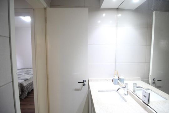 Banheiro de apartamento para alugar com 1 quarto, 45m² em Vila Jardim, Porto Alegre