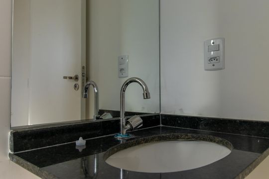 Banheiro da Suíte 1 de casa de condomínio para alugar com 2 quartos, 55m² em Chácara Ondas Verdes, Cotia