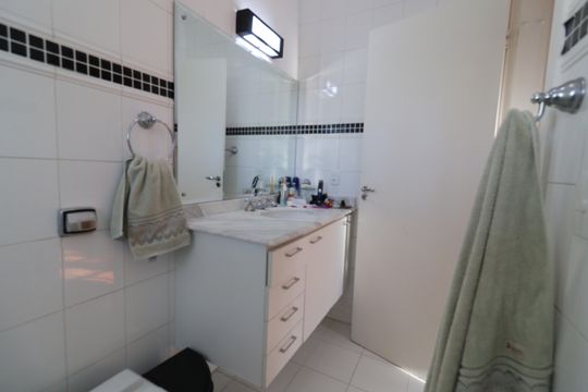 Banheiro da Suíte 4 de casa à venda com 5 quartos, 600m² em Vila Campo Grande, São Paulo