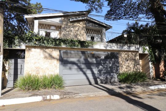 Fachada de casa à venda com 5 quartos, 600m² em Vila Campo Grande, São Paulo