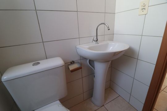 Banheiro Social de apartamento para alugar com 2 quartos, 44m² em Shopping Park, Uberlândia