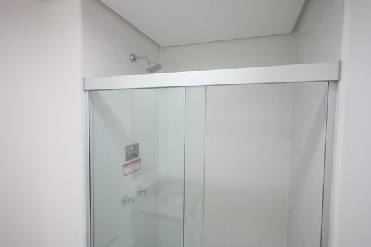 Banheiro da Suíte 1 de apartamento para alugar com 2 quartos, 50m² em Vila Osasco, Osasco