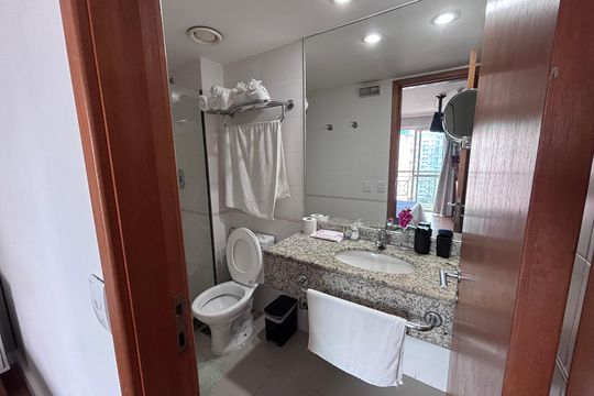 Banheiro de kitnet/studio para alugar com 1 quarto, 35m² em Barra da Tijuca, Rio de Janeiro