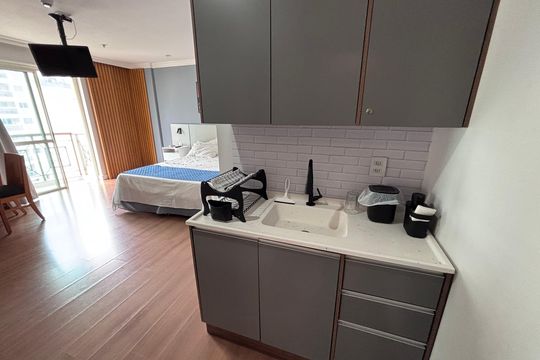 Cozinha de kitnet/studio para alugar com 1 quarto, 35m² em Barra da Tijuca, Rio de Janeiro