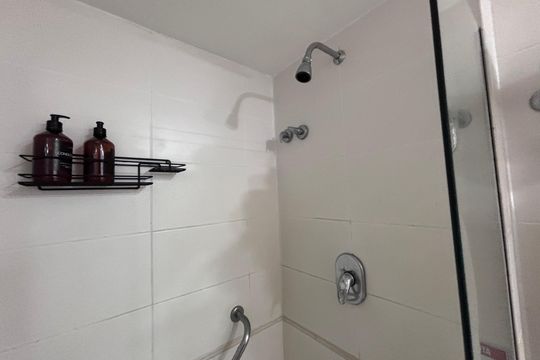 Banheiro de kitnet/studio para alugar com 1 quarto, 35m² em Barra da Tijuca, Rio de Janeiro
