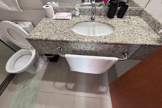 Banheiro de kitnet/studio para alugar com 1 quarto, 35m² em Barra da Tijuca, Rio de Janeiro
