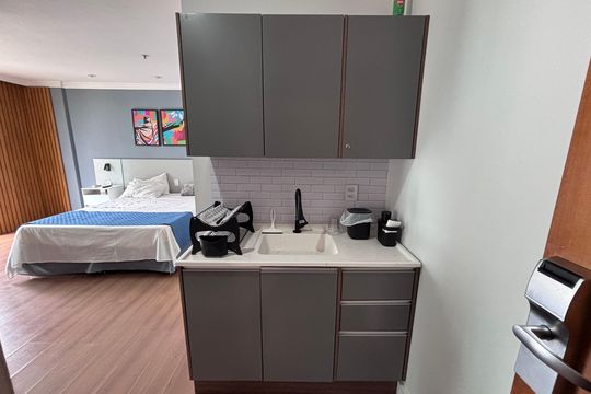 Cozinha de kitnet/studio para alugar com 1 quarto, 35m² em Barra da Tijuca, Rio de Janeiro