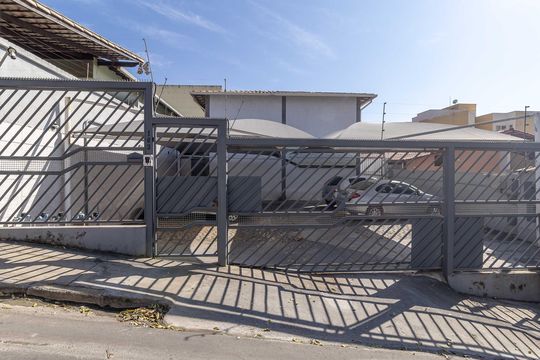Fachada de casa à venda com 2 quartos, 70m² em Copacabana, Belo Horizonte