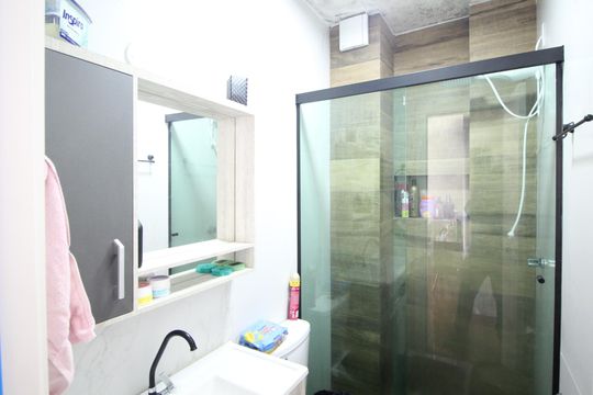 Banheiro de apartamento à venda com 2 quartos, 60m² em Petrópolis, Porto Alegre