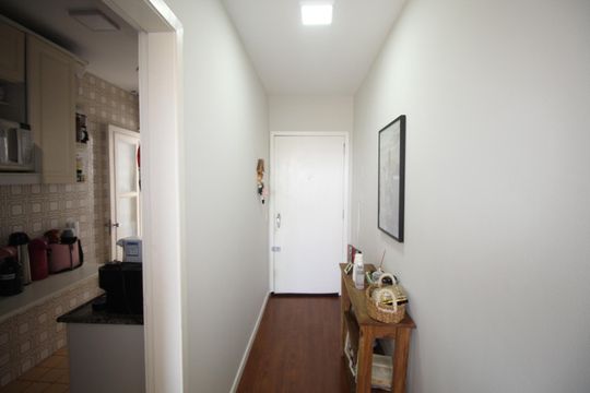 Corredor de apartamento à venda com 2 quartos, 60m² em Petrópolis, Porto Alegre