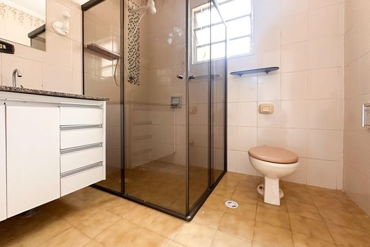 Banheiro da Suíte de casa para alugar com 2 quartos, 107m² em Jardim Colonial, São Bernardo do Campo