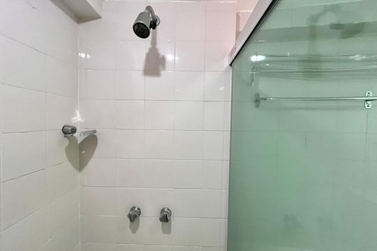 Banheiro da suíte 1 de apartamento para alugar com 2 quartos, 72m² em Copacabana, Rio de Janeiro