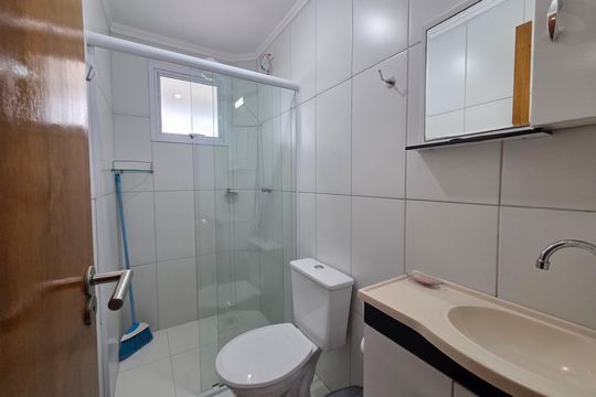 Banheiro de apartamento para alugar com 2 quartos, 70m² em Vila Assuncao, Praia Grande
