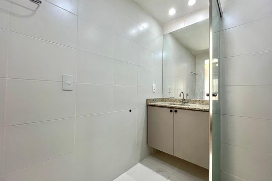 Banheiro de kitnet/studio à venda com 1 quarto, 32m² em Vila Guarani (zona Sul), São Paulo