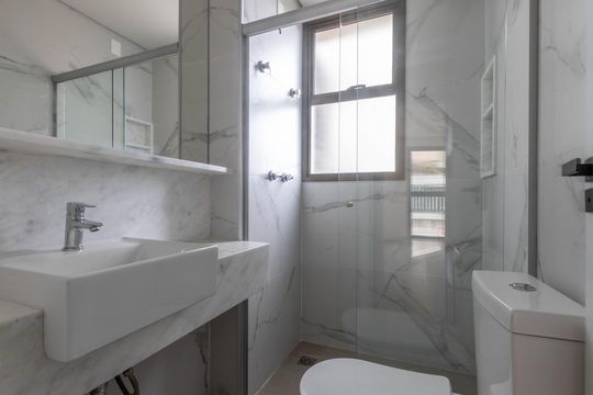 Banheiro de apartamento à venda com 2 quartos, 69m² em Anchieta, Belo Horizonte