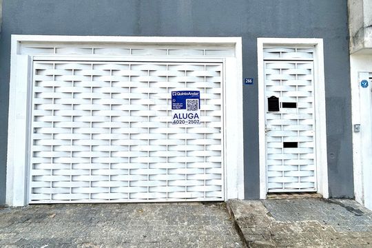 Placa instalada na fachada do imóvel de apartamento para alugar com 2 quartos, 55m² em Jardim Pinhal, Guarulhos