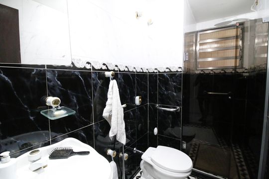 Banheiro 2 de casa de condomínio à venda com 4 quartos, 305m² em Taquara, Rio de Janeiro
