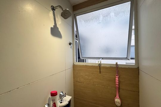 Banheiro Social de apartamento à venda com 2 quartos, 43m² em Recreio dos Bandeirantes, Rio de Janeiro