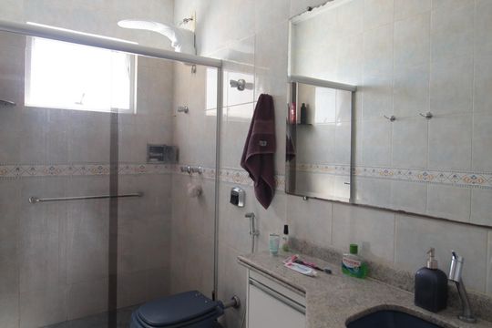 Banheiro Social de apartamento à venda com 3 quartos, 250m² em Heliópolis, Belo Horizonte