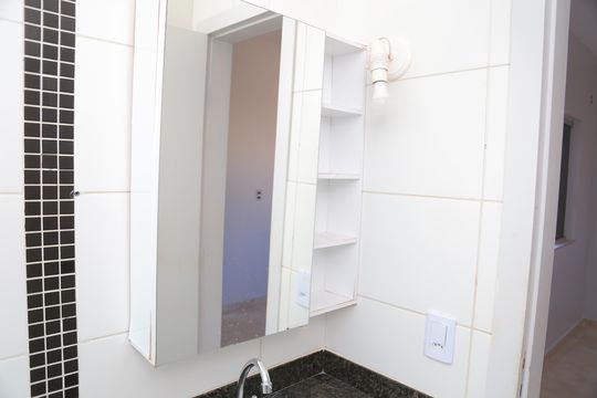 Banheiro - armário de casa de condomínio para alugar com 3 quartos, 79m² em Jardim Imperial, Aparecida de Goiânia