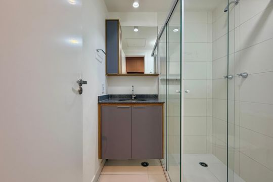Banheiro  de kitnet/studio para alugar com 1 quarto, 24m² em Vila Cordeiro, São Paulo