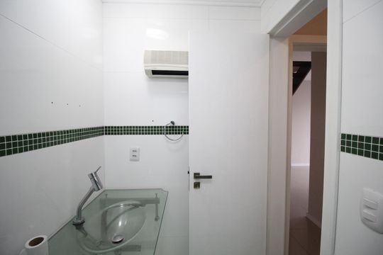 Banheiro de apartamento para alugar com 3 quartos, 147m² em Petrópolis, Porto Alegre
