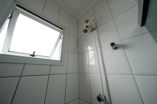Banheiro de apartamento à venda com 2 quartos, 55m² em Vila Guilhermina, São Paulo