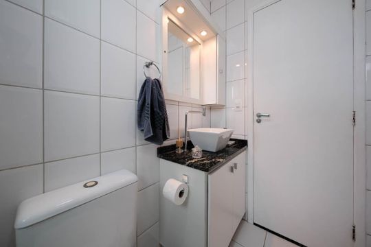 Banheiro de apartamento à venda com 2 quartos, 55m² em Vila Guilhermina, São Paulo