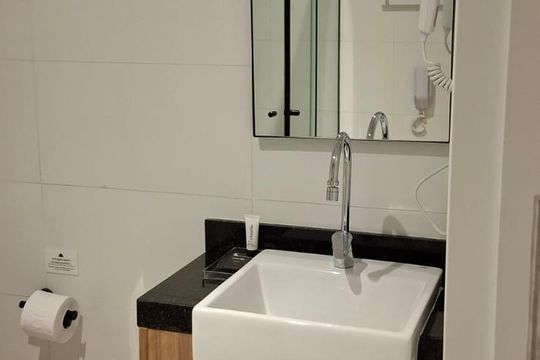 Banheiro de kitnet/studio à venda com 1 quarto, 23m² em Vila Mariana, São Paulo