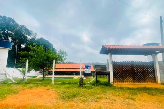 Fachada com placa de casa para alugar com 3 quartos, 145m² em Chácara Tropical (caucaia do Alto), Cotia
