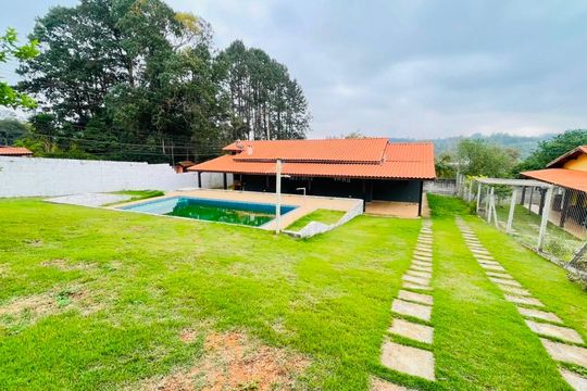Garagem e piscina de casa para alugar com 3 quartos, 145m² em Chácara Tropical (caucaia do Alto), Cotia