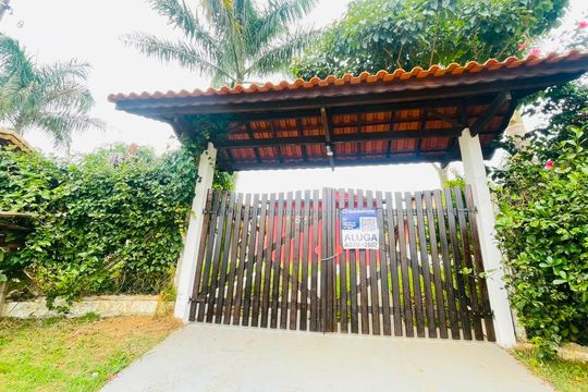 Fachada com placa de casa para alugar com 2 quartos, 140m² em Chácara Tropical (caucaia do Alto), Cotia