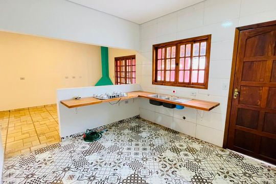 Cozinha de casa para alugar com 2 quartos, 140m² em Chácara Tropical (caucaia do Alto), Cotia