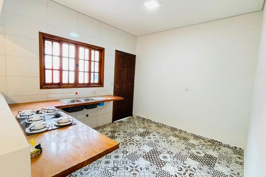 Cozinha de casa para alugar com 2 quartos, 140m² em Chácara Tropical (caucaia do Alto), Cotia