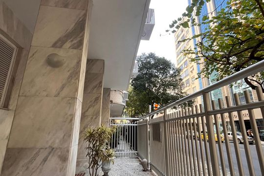 Fachada de apartamento para alugar com 3 quartos, 146m² em Copacabana, Rio de Janeiro