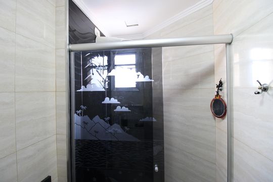 Banheiro de apartamento à venda com 1 quarto, 38m² em Vila Carmosina, São Paulo