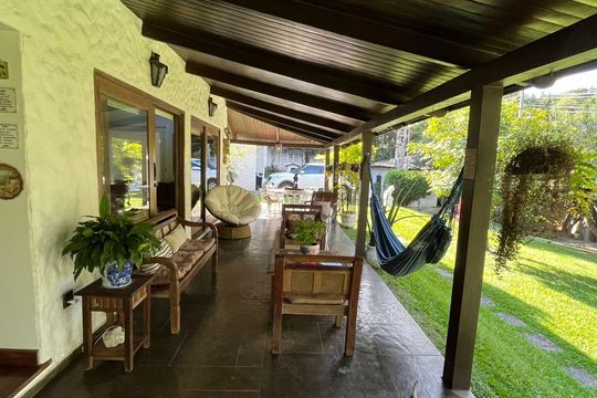 Área externa de casa para alugar com 4 quartos, 450m² em Chácaras do Peroba, Barueri