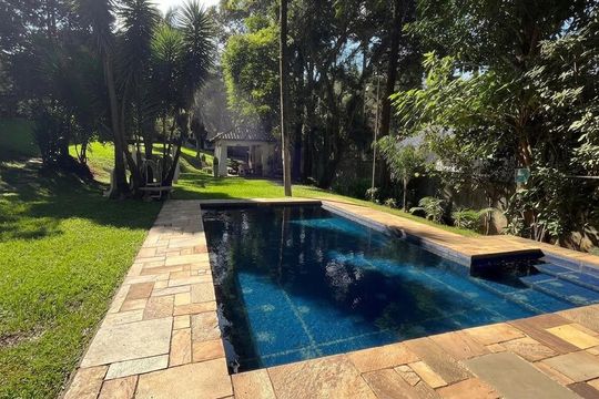 Área externa de casa para alugar com 4 quartos, 450m² em Chácaras do Peroba, Barueri