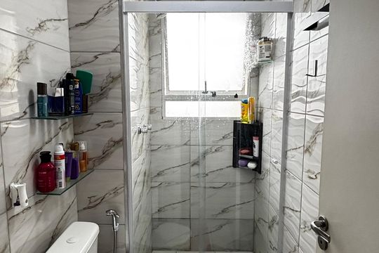 Banheiro de apartamento à venda com 2 quartos, 45m² em Parque Sao Vicente, Santo André